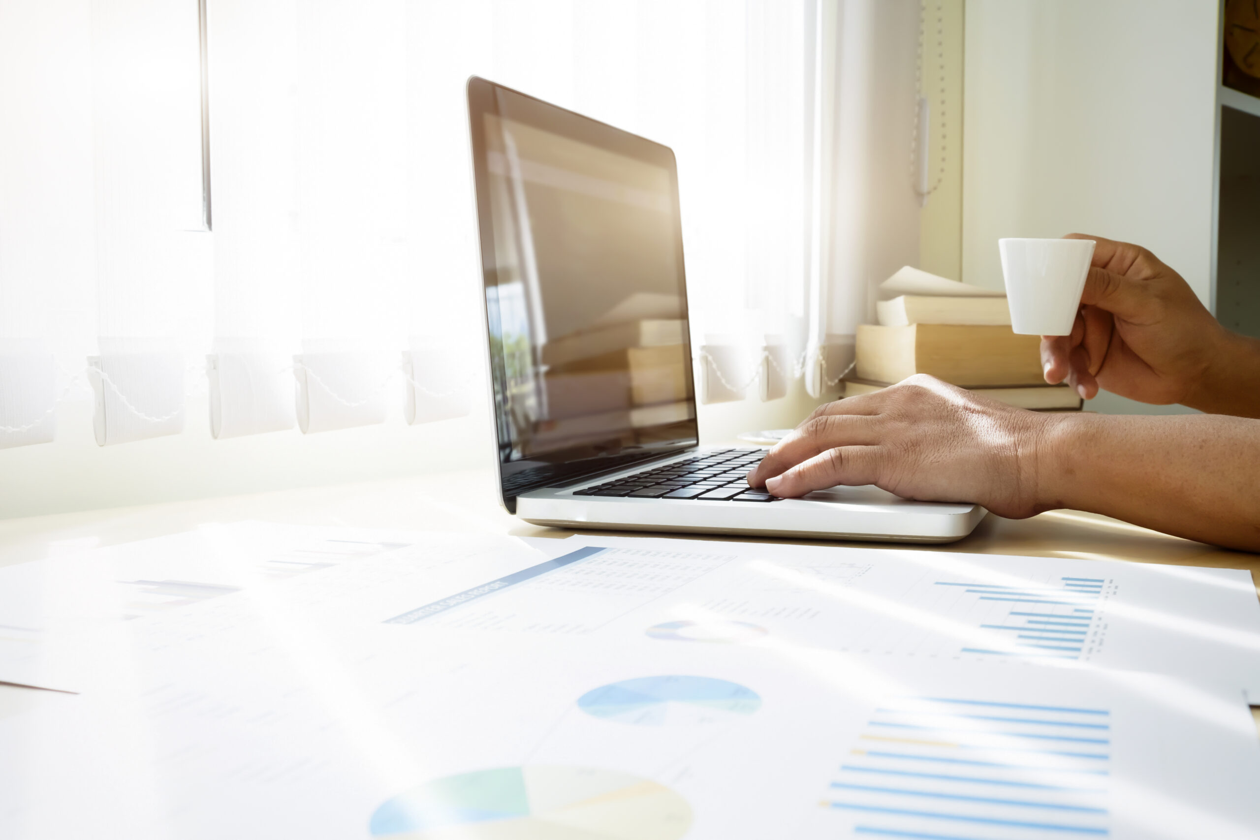 Pénzügyi vezető állás. Női vezető nézi az adatokat a tableten. Jelentkezés pénzügyi vezető pozícióra.